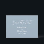 Elegante Blauwe & Witte Script Save The Date<br><div class="desc">Eenvoudige moderne lichte korenbloem blauwe & witte “Save the Date” kaart. Namen zijn gedaan in elegante witte script. Perfect voor die lente,  zomer,  herfst of winter bruiloft.</div>