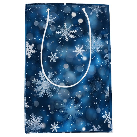 Elegante Blauwe & Witte Sneeuwvlok Winter Gift Bag Medium Cadeauzakje (Voorkant)