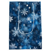 Elegante Blauwe & Witte Sneeuwvlok Winter Gift Bag Medium Cadeauzakje (Achterkant)