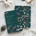 Elegante Blauwgroen Bloemen Pauw bruiloft Save The Date<br><div class="desc">Deze elegante Blauwgroen Floral Peacock Wedding Save the Date is voorzien van handgetekende blauwe en blauwgroen pauwen op Magnolia-takken in volle bloei in zwarte inkt op een elegante, donker blauwgroen achtergrond. De achterkant heeft een prachtig patroon met dezelfde kunstelementen. Personaliseer met uw eventgegevens door op "Deze sjabloon personaliseren" op de...</div>