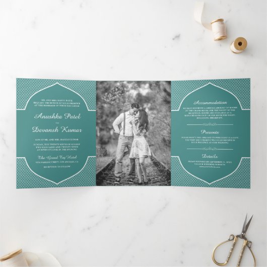 Elegante Blauwgroen etnische Indiase boog bruiloft Drieluik Uitnodiging (Binnen)