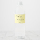 Elegante Bleke Gele Script Minimalistische Trouwda Waterfles Etiket (Voorkant)