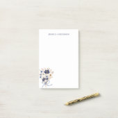 Elegante bloemboeket in marineblauw met monogram post-it® notes (Op bureau)