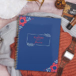 Elegante bloemen gepersonaliseerde planner<br><div class="desc">Blijf georganiseerd en geïnspireerd met onze Elegant Floral Personalized Planner. Met een kalmerende blauwe cover versierd met delicate bloemige accenten combineert deze planner rust met functionaliteit. Personaliseer het met jouw naam voor een unieke touch die het plannen een genot maakt. 🌸 Elegant Design: De serene blauwe achtergrond van de planner...</div>