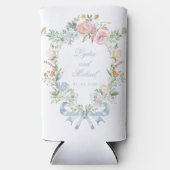 Elegante Bloemen Krans Crest Monogram Huwelijk Seltzer Blikjeskoeler (Voorkant)