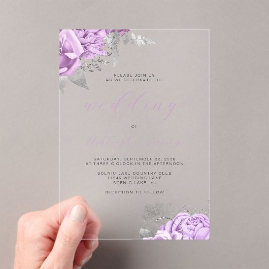 Elegante Bloemen Lila Zilveren Script Wedding Acryl Uitnodigingen (Insitu (Draagbaar))
