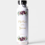 Elegante Bloemen Moeder van de bruidegom Waterfles<br><div class="desc">Op zoek naar een leuk, trendy maar elegant cadeau voor de moeder van de bruid of moeder van de bruidegom? Deze mooie florale waterfles is een praktisch cadeau dat ze zelfs na je trouwdag kunnen gebruiken! Bloemen afgebeeld in donkerrode bordeaux en blush roze met toegevoegd groen. Alle tekst, inclusief titel...</div>