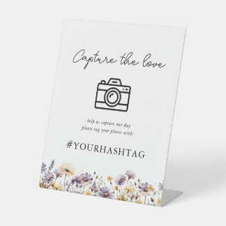 Elegante bloemen vangen de liefde bruiloft hashtag reclamebord met voetstuk