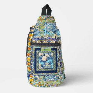 Elegante bloemenblauwe tegel chinoiserie monogram sling bag