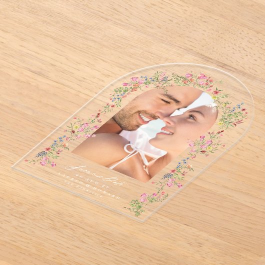 Elegante Bloemenboog Fotobruiloft Bewaar onze datu Acryl Uitnodigingen (Laagn)