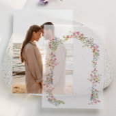 Elegante bloemenboog lente bruiloft overlay vellum uitnodigingen