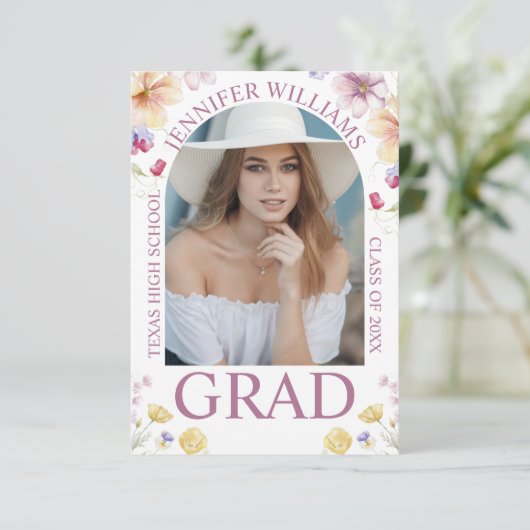 Elegante bloemenchique roze script afstuderen foto aankondiging (Staand voorkant)