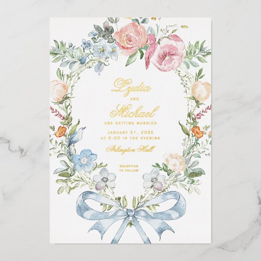 Elegante bloemenkrans | Monogram bruiloft Folie Uitnodiging (Voorkant)