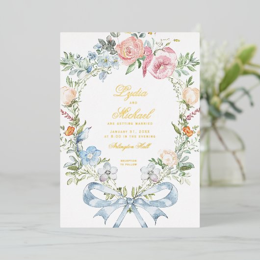 Elegante bloemenkrans | Monogram bruiloft Folie Uitnodiging (Staand Voorkant)