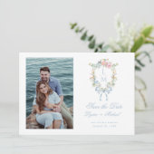 Elegante bloemenkrans | Monogram bruiloft Save The Date (Staand voorkant)