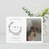 Elegante Bloemenkrans Monogram Foto Save The Date (Staand voorkant)