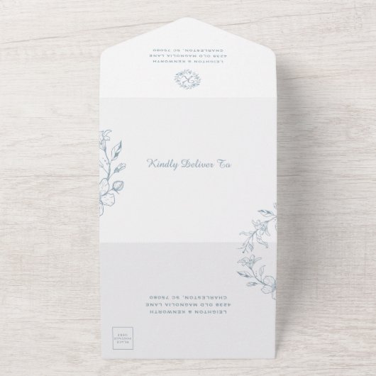 Elegante bloemenkrans stoffig blauwe trouw  all in one uitnodiging (Buitenkant)