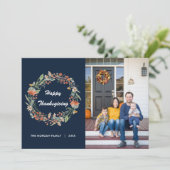 Elegante Bloemenkrans Thanksgiving Foto Feestdagenkaart (Staand voorkant)