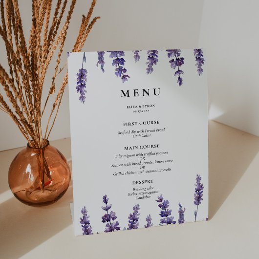 Elegante bloemenlavendel bruiloft menu reclamebord met voetstuk
