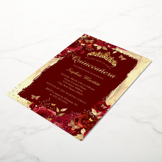 Elegante Bloemenvlinder Rood Goud Quinceanera Folie Uitnodiging (Gedraaid)