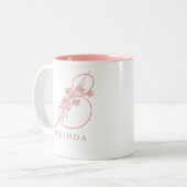 Elegante bloemige monogram script roze bruids- tweekleurige koffiemok (Voorkant links)