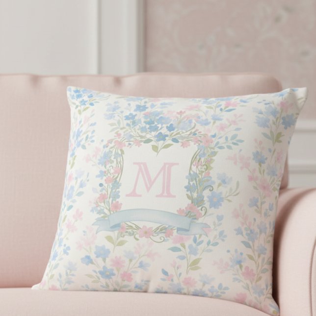 Elegante bloemige monogramworp kussen (elegant grandmillennial floral throw pillow with pastel pink and blue flowers custom family crest)