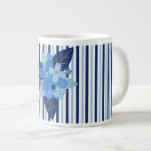 Elegante bloemstrepen monochromatisch blauw grote koffiekop (Voorkant rechts)