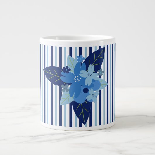 Elegante bloemstrepen monochromatisch blauw grote koffiekop (Voorkant)