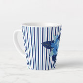 Elegante bloemstrepen monochromatisch blauw latte mok (Linkerhoek)