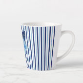 Elegante bloemstrepen monochromatisch blauw latte mok (Rechts)