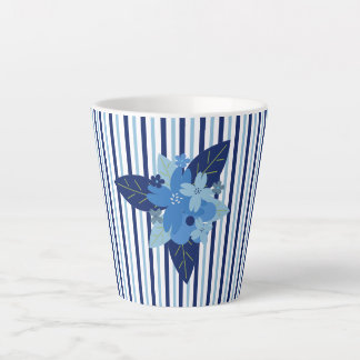 Elegante bloemstrepen monochromatisch blauw latte mok