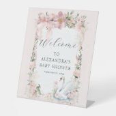 Elegante Bloemzwanen Roze Lint Meisje Baby shower Reclamebord Met Voetstuk (Voorkant)