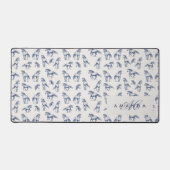 Elegante Blue Horses Monogrammed Initiaal geschenk Bureaumat (Voorkant)