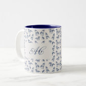 Elegante Blue Horses Monogrammed Initiaal geschenk Tweekleurige Koffiemok (Voorkant links)