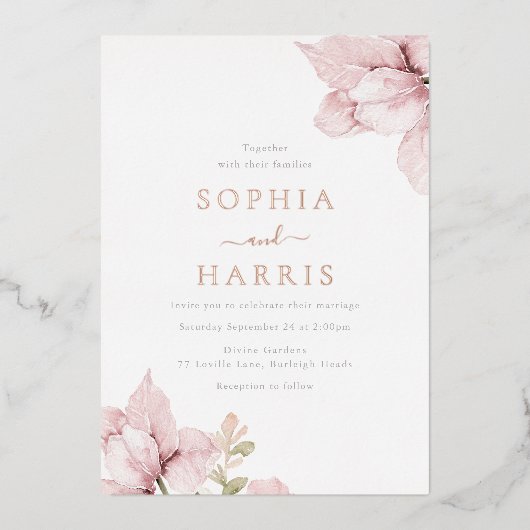 Elegante Blush Bloemblaadjes Bruiloft Roos Goud Folie Uitnodiging (Voorkant)