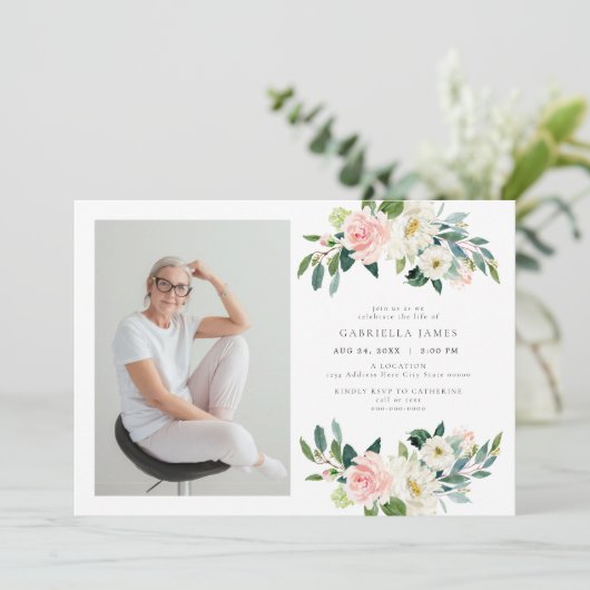 Elegante Blush Bloemen Viering van het leven Begra Kaart (Staand voorkant)