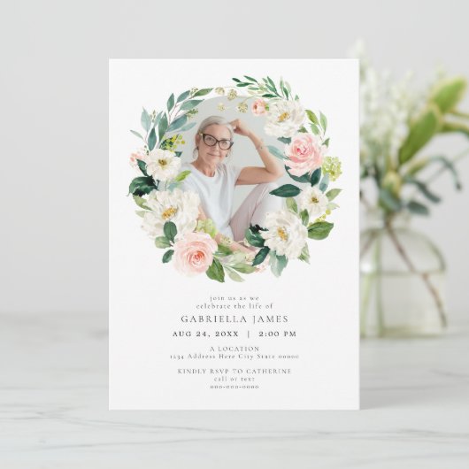 Elegante Blush Bloemen Viering van het leven Begra Kaart (Staand voorkant)