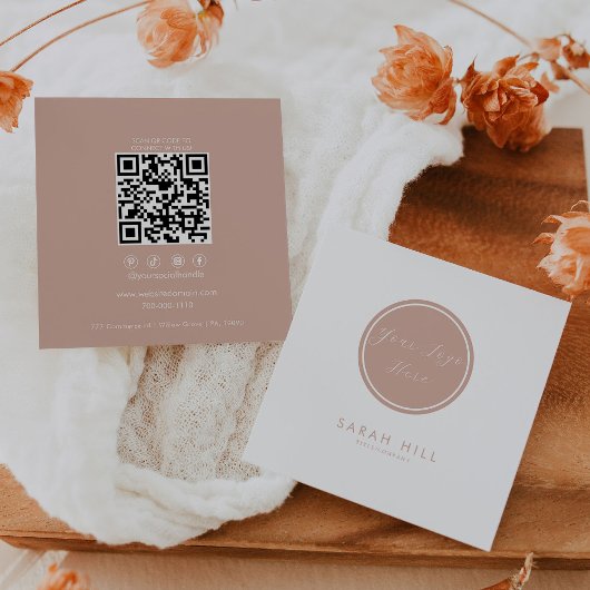 Elegante Blush en Witte Logo Formele QR Code Vierkante Visitekaartje