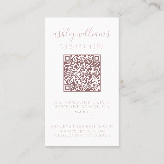 Elegante Blush Roze Monogram QR Code Floral Crest Visitekaartje (Achterkant)