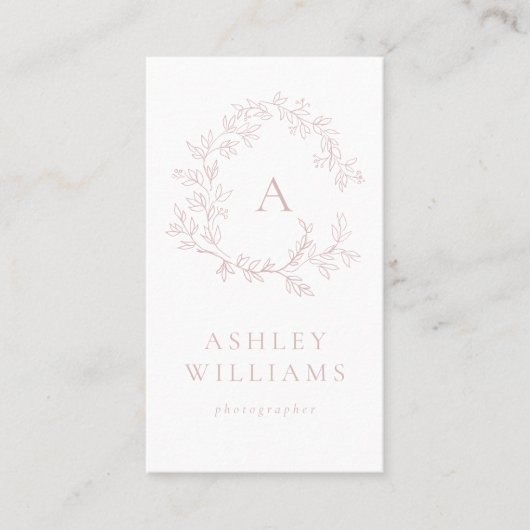 Elegante Blush Roze Monogram QR Code Floral Crest Visitekaartje (Voorkant)