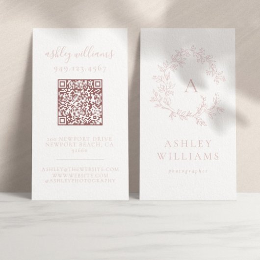 Elegante Blush Roze Monogram QR Code Floral Crest Visitekaartje