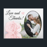 Elegante Blush Roze Roos Trouwliefde & Dank Briefkaart<br><div class="desc">Deze mooie ansichtkaart is een eenvoudige maar toch doordachte manier om uw trouwgasten te bedanken. Het bevat een prachtig ontwerp met uw trouwfoto in een ovale lijst, en een enkele langstelige lichtroze roos die weerspiegelt in een waterplas. Het onderschrift luidt "Liefde en Dank" en er is ruimte voor uw persoonlijke...</div>