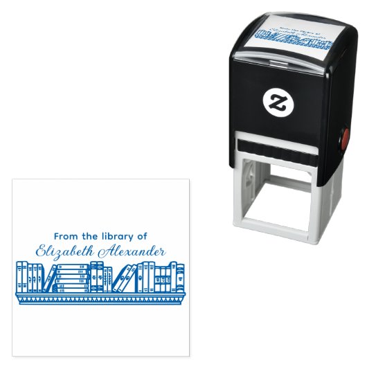 Elegante boeken op een plank Bibliotheek Script Na Zelfinktende Stempel (In situ)