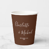 Elegante Boho Bruin Script Minimalistische Trouw Papieren Bekers (Voorkant)