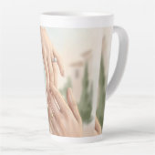 Elegante Boho Meisje Latte Mok | Zachte Vrouwelijk (Rechterhoek)