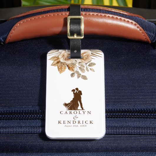 Elegante Boho Neutraal Bloemen Trouwpaar Reizen Bagagelabel (Voorkant Insitu 2)