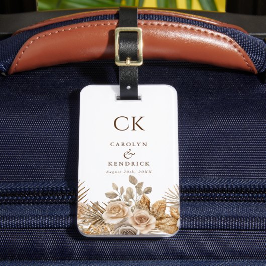 Elegante Boho Neutral Bloemen Monogram Huwelijk Bagagelabel (Voorkant Insitu 2)