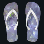 Elegante boho stoffige lichte paarse bloemen teenslippers<br><div class="desc">Stap in een wereld van tijdloze romance met ons stoffige paarse Floral Collectie, waar tinten van maagdenpalm, lavendel en violet, het creëren van een beeld van pure elegantie. Temidden van dit betoverende palet bloeien zacht paarse hortensia’s, hun delicate bloemblaadjes fluisteren verhalen van liefde en gratie. Laat deze etherische bloei je...</div>