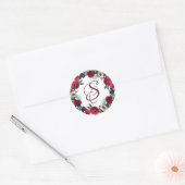 Elegante bordeaux rode bloemige monogram envelopze ronde sticker (Envelop)