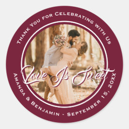 Elegante bordeaux rode liefde is zoete bruiloft fo ronde sticker